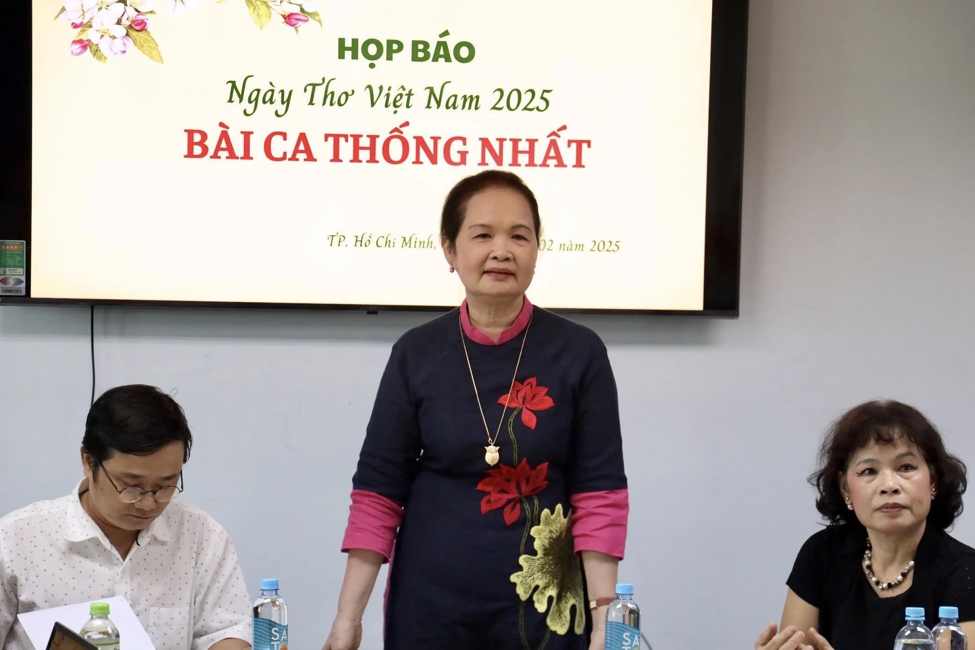 Chủ tịch Hội Nhà văn TP.HCM Trịnh Bích Ngân (giữa) tại buổi họp báo công bố kế hoạch tổ chức Ngày thơ tại TP.HCM năm 2025. Ảnh: HNV TP.HCM.